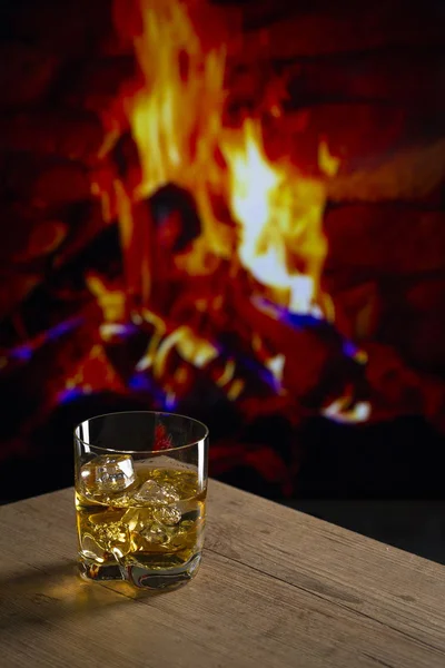 Glas whisky voor een open haard — Stockfoto