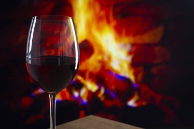 Şömine önünde Bir Kadeh Şarap