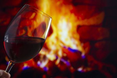 Şömine önünde Bir Kadeh Şarap