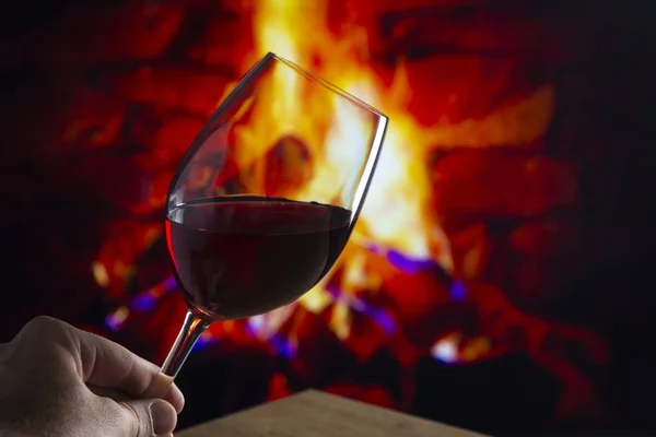 Glas Wein vor dem Kamin — Stockfoto