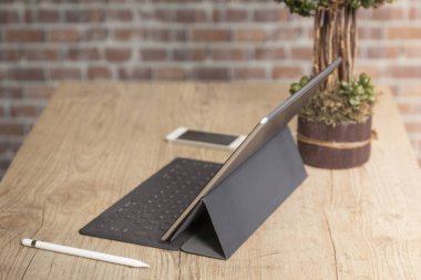 Çalışmak için tablet bilgisayar kullanan adam