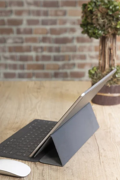 Mann benutzt Tablet-Computer zur Arbeit — Stockfoto