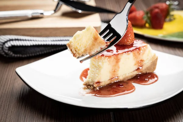 Deliziosa Fetta Torta Formaggio Alle Fragole Piatto Bianco Tavolo Legno — Foto Stock