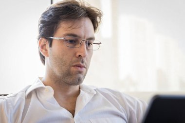 Evden çalışan bir adam. Ofiste konferans görüşmesi yapıyorum..