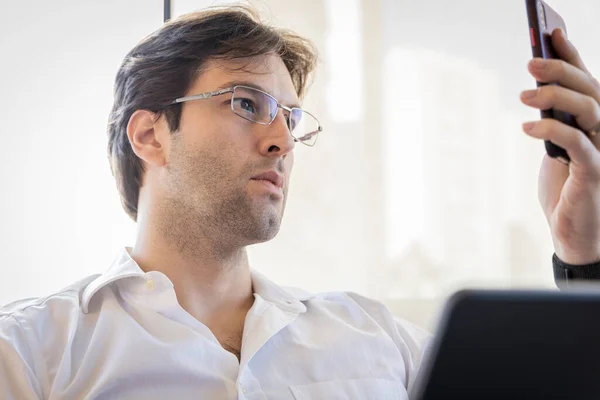 Uomo Che Lavora Casa Effettuare Una Conference Call Presso Ufficio — Foto Stock