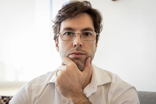 Man Looking Directly Camera Making Conference Call Making Home Office — Stock Photo, Image