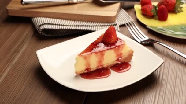 Delicioso Rebanada Fresas Tarta Queso Plato Blanco Una Mesa Madera — Vídeos de Stock