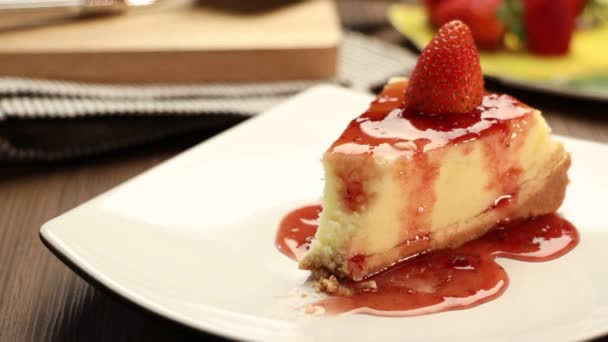 Delicioso Rebanada Fresas Tarta Queso Plato Blanco Una Mesa Madera — Vídeos de Stock