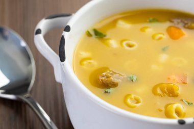 Biftek, sebze, erişte, havuç ve patates ile bir kase lezzetli Brezilya çorbası..