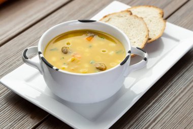 Biftek, sebze, erişte, havuç ve patates ile bir kase lezzetli Brezilya çorbası..