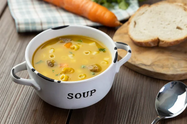 Uma Tigela Deliciosa Sopa Brasileira Com Carne Bovina Legumes Macarrão — Fotografia de Stock