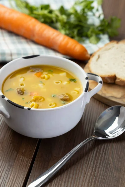 Eine Schüssel Mit Köstlicher Brasilianischer Suppe Mit Rindfleisch Gemüse Nudeln — Stockfoto