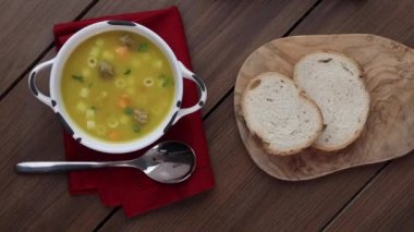 Biftek, sebze, erişte, havuç ve patates ile bir kase lezzetli Brezilya çorbası..