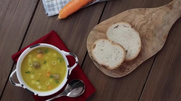 Eine Schüssel Mit Köstlicher Brasilianischer Suppe Mit Rindfleisch Gemüse Nudeln — Stockvideo