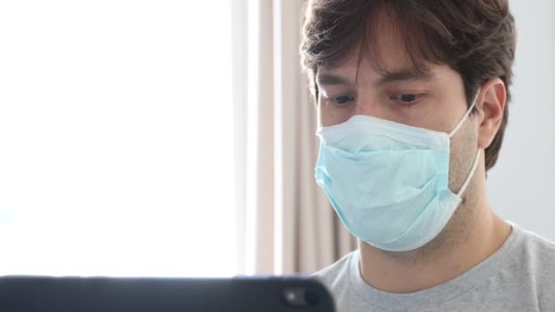 Mann Arbeitet Bett Mit Gesichtsmaske Macht Home Office Weil Krank — Stockvideo