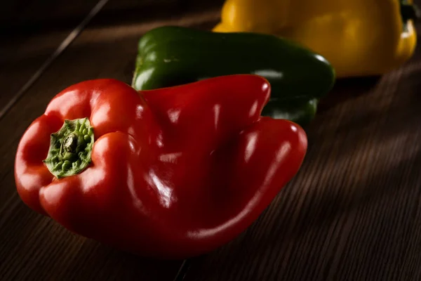 Pimentos Vermelhos Verdes Amarelos Acesos Sobre Uma Mesa Madeira — Fotografia de Stock