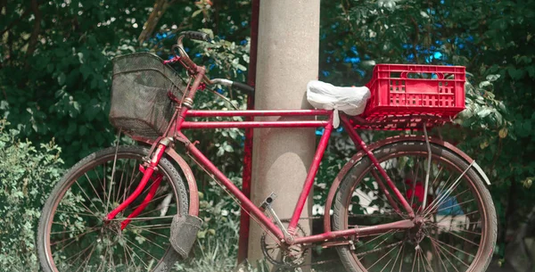 Abandonada Vieja Bicicleta Roja — Foto de Stock