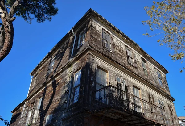 Abandonado Edifício Antigo Com Céu — Fotografia de Stock