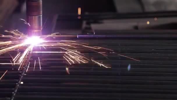 Nebezpečná práce, moderní nástroj v těžkém průmyslu. — Stock video