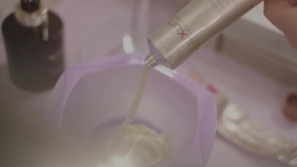 Presser une préparation cosmétique dans un récipient transparent — Video