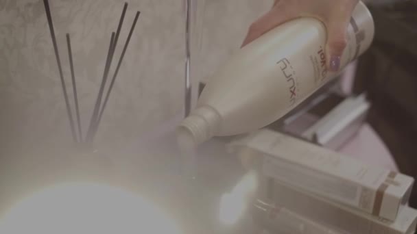 Exprimir una preparación cosmética en un recipiente transparente y llevar el medicamento cosmético a la consistencia deseada — Vídeos de Stock