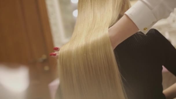 Красивая блондинка в салоне красоты — стоковое видео