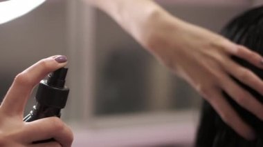 uygulama, saç, onunla daha fazla çalışma için nemlendirici için kozmetik anlamına gelir