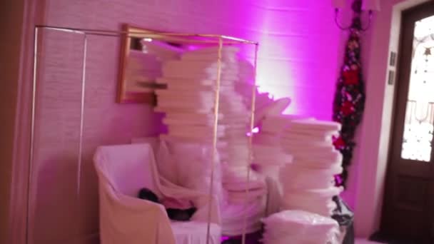 Muebles rosados modernos como un interior — Vídeos de Stock
