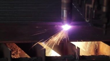 Lazer kesme metal fabrika koşullarında