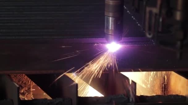 Corte por láser en metal en condiciones de fábrica — Vídeos de Stock