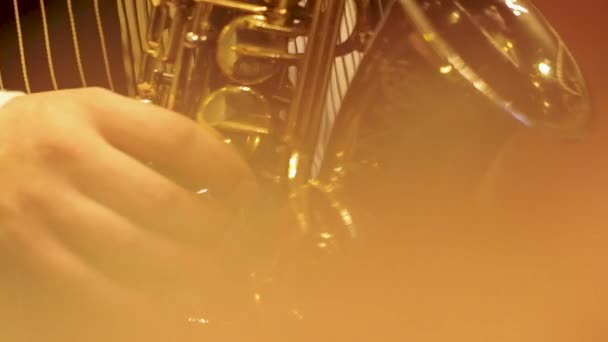 Jazz, Gold und ein schöner Abend im Club — Stockvideo