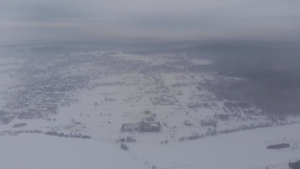 Un pequeño asentamiento típico en invierno — Vídeo de stock