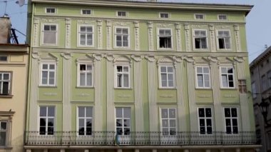 Eski bina Barok tarzında yapılmıştır