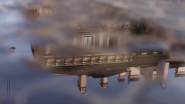 gökyüzünde arka planda yüzen şehir