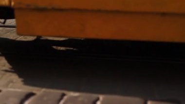 şehirde eski sarı arabası rides