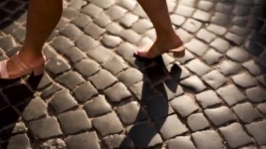 Eski şehrin sokakları boyunca kolay yürüyüş