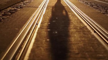 Dans gölgeler sokağın ortasında çekim