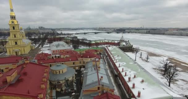 鸟瞰。冬季在涅瓦河中飞行阴冷的天气。彼得斯堡河上的桥。鸟儿在结冰的河上飞翔的高度. — 图库视频影像