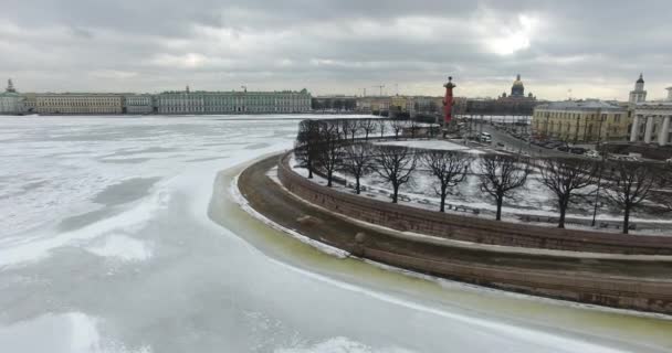 Widok z lotu ptaka. Latanie wzdłuż rzeki Neva w zimie pochmurny zimno. Most nad rzeką Petersburg. Wysokość lotu ptaków nad zamarzniętym rzeką. — Wideo stockowe