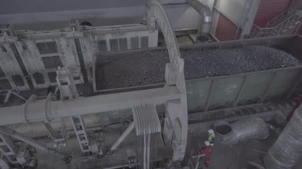 Monster machine. auto met kolen aandrijvingen in de auto dumper. — Stockvideo