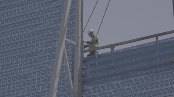 Produktions person sätter ett staket högt — Stockvideo