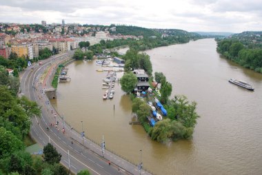 Prague, Çek Cumhuriyeti - 13 Mayıs 2012. Üstten Görünüm Vltava Nehri, şehir ve çalışan sporcular - yıllık bahar Prag maraton katılımcıların çıkabilir