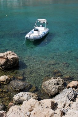 Motoru St. Paul's bay, Lindos, yaz, kıyı taşlar, Rodos, Yunanistan