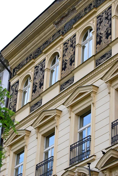 Historyczne Malarstwo Elewacji Budynku Wiosna Praga Republika Czeska — Zdjęcie stockowe