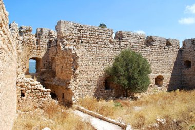 Kritinia Kalesi, Kritinia Köyü, Rodos, Yunanistan kalıntıları içinde boşlukları taş duvarlarla görünümünü