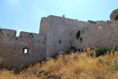 Kritinia Kalesi, Kritinia Köyü, Rodos, Yunanistan kalıntıları içinde boşlukları taş duvarlarla görünümünü