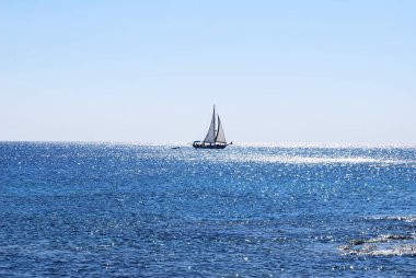  Güneş ile denizde yelken yat vurgulamaktadır su Kallithea, Rodos, Yunanistan