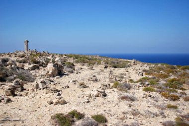 Piramit taş Hill deniz, Prasonisi, Rodos, Yunanistan adanın arka planı