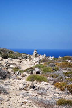 Piramit taş Hill deniz, Prasonisi, Rodos, Yunanistan adanın arka planı