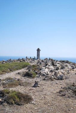Piramit taş Hill deniz, Prasonisi, Rodos, Yunanistan adanın arka planı